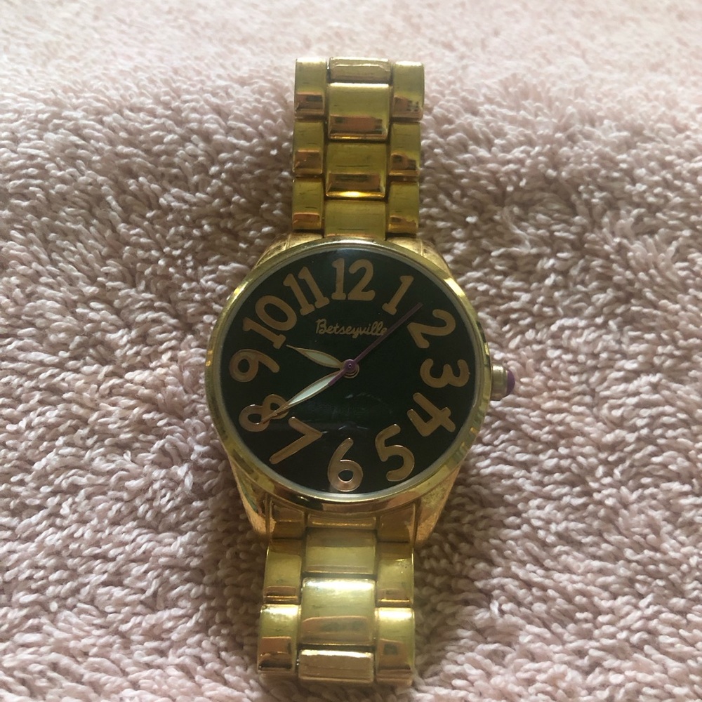 Betseyville Gold-Tone Wristwatch with Black Dial and Bold Numerals
